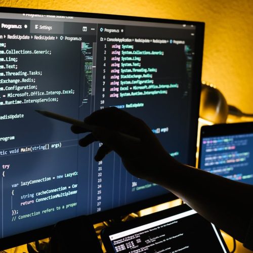 How to Center a Div in CSS: 6 Methods With Code Examples